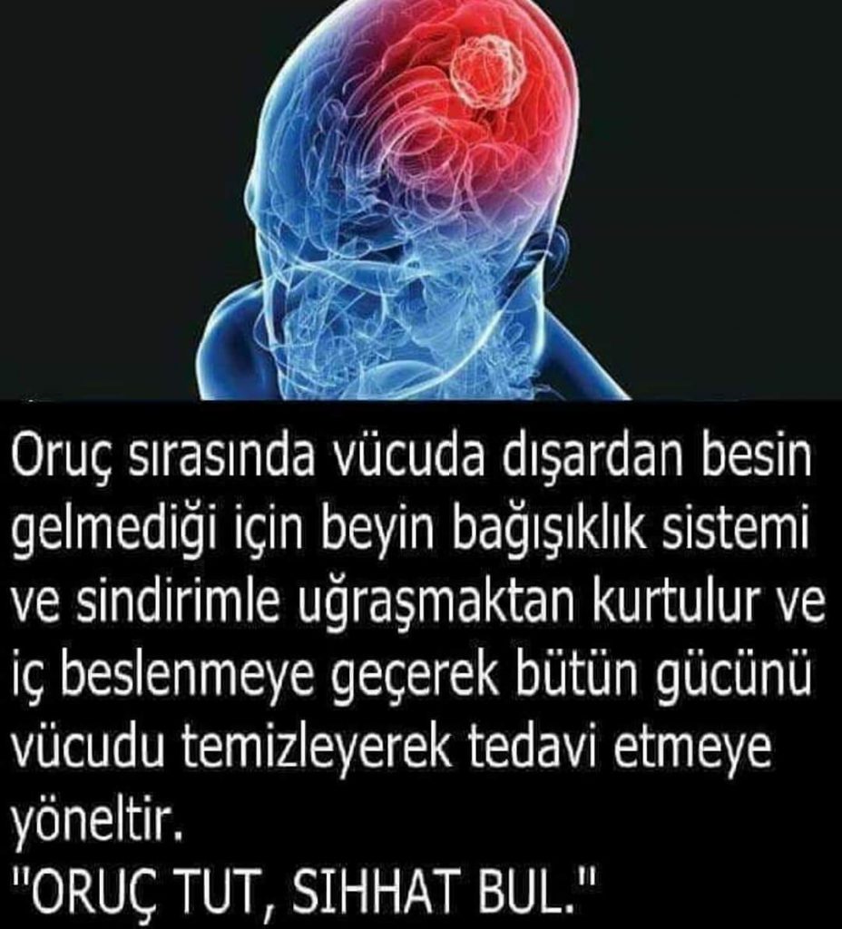Oruç Tutmanın Bilimsel Faydaları sadece dini açıdan bir farz değil aynı zamanda zihinsel ve fiziksel olarak da vücut için oldukça faydalıdır. Son yıllarda oruç tutmanın sağlığa olan faydaları da bilimsel olarak kanıtlanmaya başlandı. Peki, oruç tutarken vücutta ne gibi değişiklikler olur ve ne gibi faydaları vardır? Oruç Tutmanın Bilimsel Faydaları Nelerdir? Mide ve Bağırsak Sağlığı İçin Çok Faydalıdır Oruç tutarken gün içinde yani sahur saatinden iftar saatine kadar aç kalındığı için mideniz büyün gün boş kalabilmektedir. Ancak mide her ne kadar uzun saatler boyunca aç kalsa da yemek yemeye başladığınız andan itibaren mideniz hemen çalışmaya başlıyor. Bununla birlikte mide kendi asidini düzenlediği için de sindirim sistemi de daha sağlıklı olarak çalışıyor. Ancak iftarda çok ağır yemekler yememeniz daha sağlıklı bir oruç geçirmeniz için oldukça önemlidir. Oruç Tutmanın Bilimsel Faydaları : Hafızayı Güçlendirir Oruç tutmanın bilimsel olarak kanıtlana en önemli faydası da hafızayı güçlendirdiğidir. Özellikle gün içinde uzaklaşılan bazı fiziksel istekler kişinin sadece işine odaklanmasını sağladığı için hafızayı daha güçlendirmektedir. Az yemek yemenin zihni daha çok çalıştırdığı bilimsel olarak kanıtlanmıştır. Bunun için de iftarda da yeteri oranda yemek tüketmek önemlidir. Yaşlanmayı Geciktirir Oruç tutan kişilerde özellikle kandaki lipit ve kolesterol düzeyinin azaldığı bilimsel olarak kanıtlanmıştır. Bununla birlikte de damalar temizlenmektedir ve kan dolaşımı da artar. Bu da hücrelerin daha hızlı yenilenmesini sağlar ve yaşlanmayı geciktirir. Oruç tutmak hem hücrelerin yenilenmesini sağlar hem de bedene ve zihne de iyi gelerek kişiyi zinde tutar. Kötü Alışkanlıklardan Uzaklaştırır Bilimsel olarak kötü bir alışkanlıktan uzaklaşmak için belirli bir süre uzak durmanız gerekmektedir. Bunun için de hem fiziksel olarak hem de zihinsel olarak kedinizi hazırlamanız gerekmektedir. Oruç tutarken de kendinizi daha çok kontrol edebildiğiniz için alkol ve sigara gibi kötü alışkanlıklardan arınabilirsiniz. İftar ve sahur arasındaki zaman diliminde de yine dikkatli davranarak sigara tüketimine dikkat ederek sigarayı bırakabilirsiniz. Bu sayede hem alkol hem de sigaradan uzak kaldığınız için ciğerleriniz de Ramazan ayı boyunca dinlenecektir.